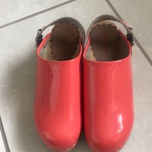 Hanna Andersson girls patent coral clogs